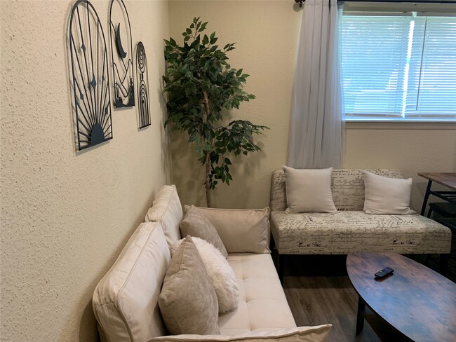 Building Photo - 9607 Eday Dr