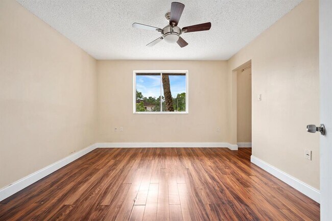 Building Photo - 21201 Glenmoor Dr