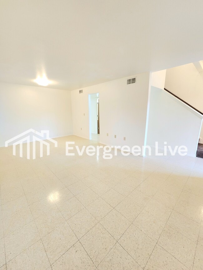 Building Photo - 213 Raven Dr