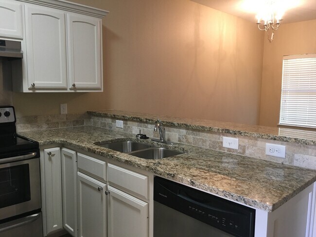 Foto del edificio - 111 Pinebrook Pl