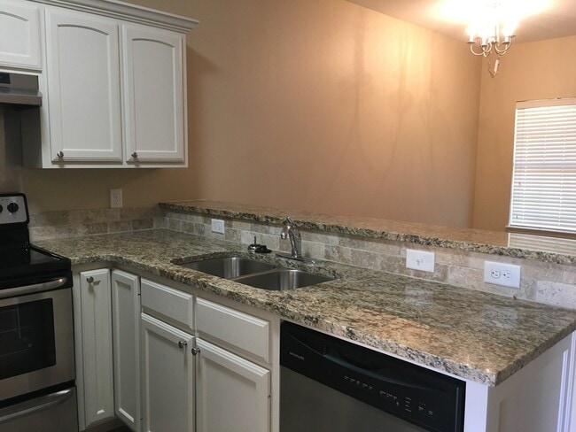 Building Photo - 111 Pinebrook Pl