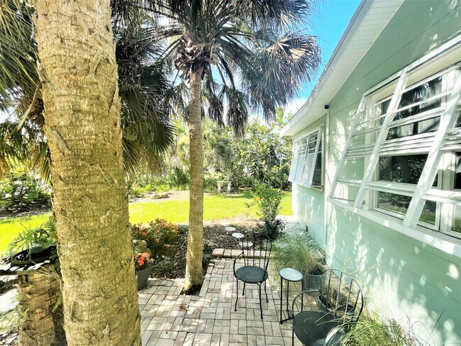Building Photo - Seasonal Short-term Single-Family Home Clo...