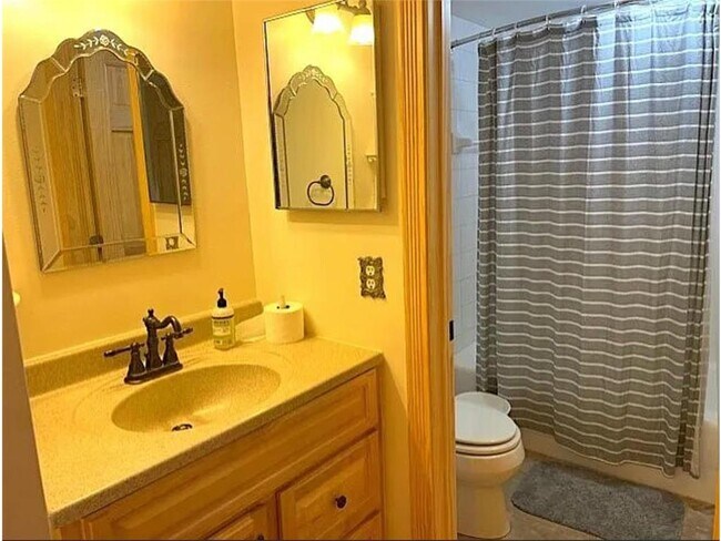 Foto del edificio - 4560 Cedar Lk Rd S