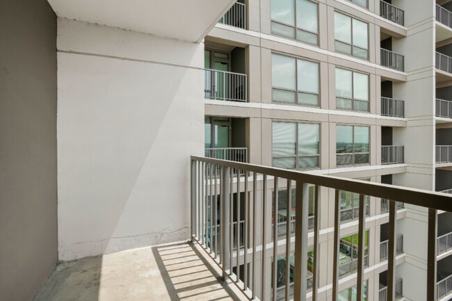 Building Photo - 900 W 9th St