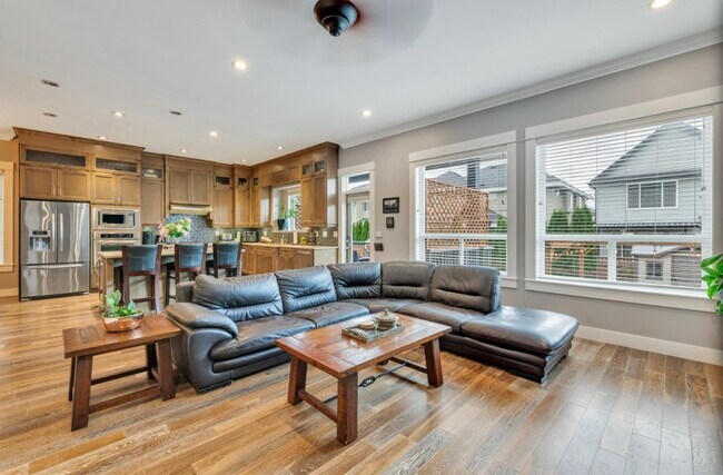 Photo du bâtiment - Elegant 5 Bed 5 Bath Extremely Spacious 2 Storey Home for Rent in Langley with 2 Dens!