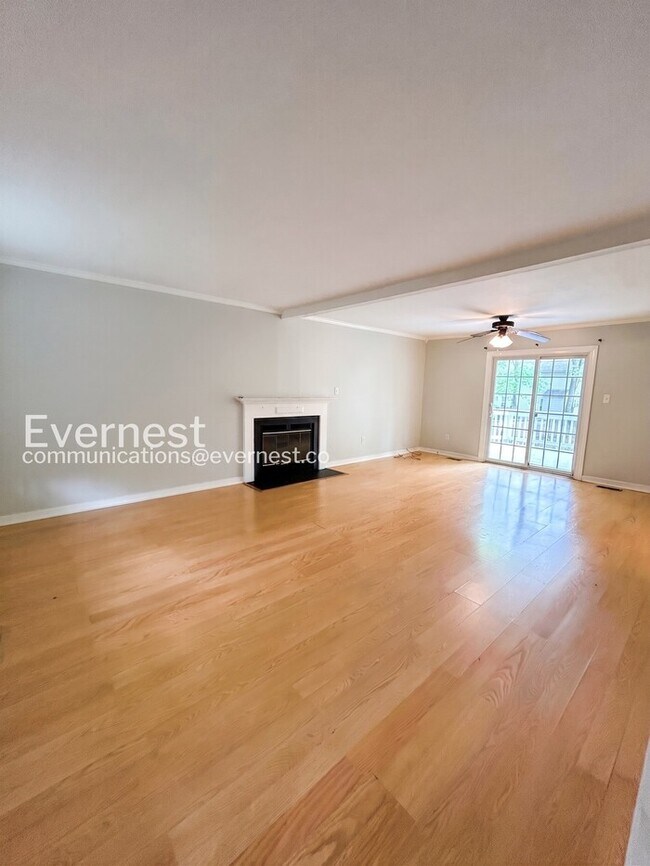 Foto del edificio - 3 Bed, 2.5 Bath Home with Off-Street Parking / Available Soon!