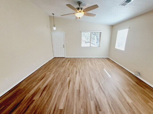 Foto del edificio - 2 Bedroom 1 Bathroom with Fenced in yard