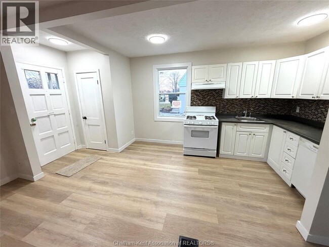 Building Photo - 149 Tweedsmuir Ave W