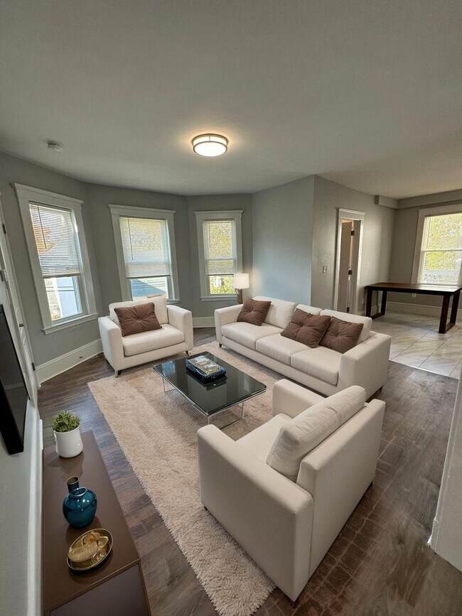 Building Photo - Charming 3 Bedroom-No Broker Fee