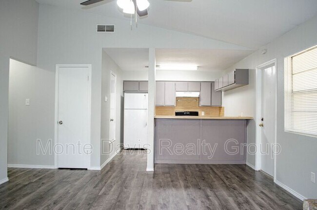 Foto del edificio - 908 Country Aire Dr