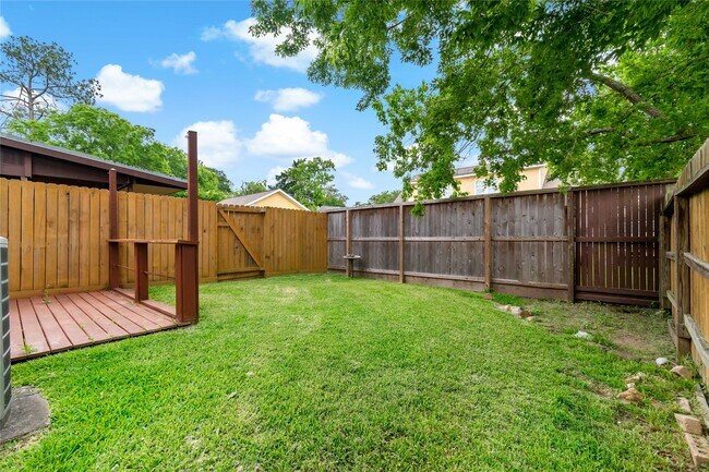Building Photo - 542 Birdsong Dr