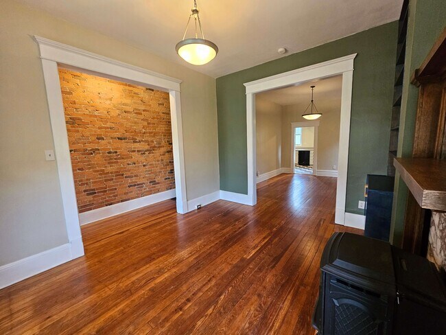 Foto del edificio - 537 W 3rd Ave