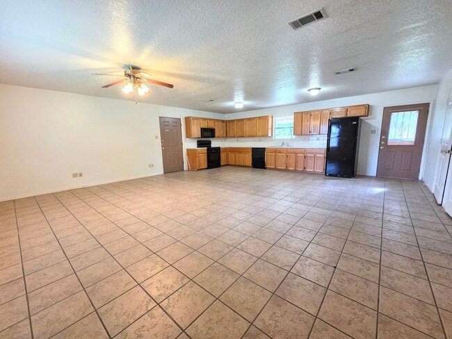 Building Photo - Charming 3-Bed, 2-Bath Country Home in Kem...