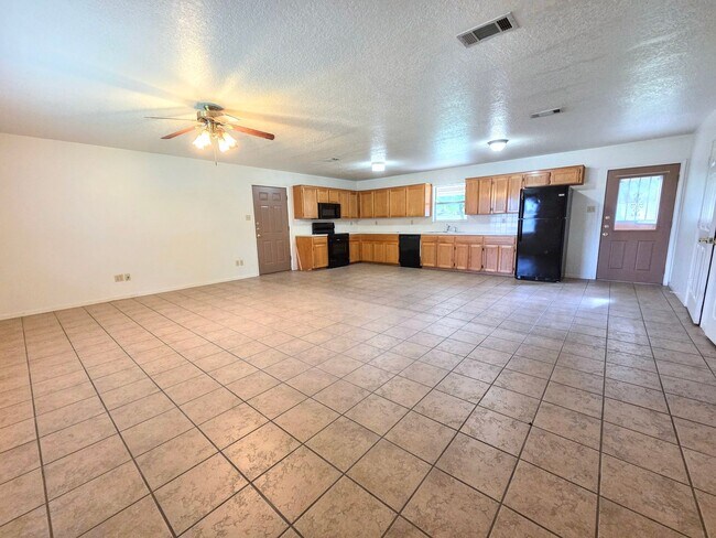 Foto del edificio - Charming 3-Bed, 2-Bath Country Home in Kem...