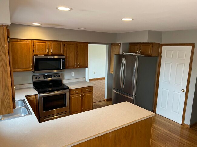 Building Photo - 677 Oakridge Dr