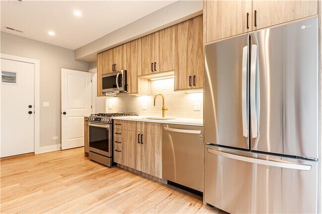 Foto del edificio - 2457 W Logan Blvd