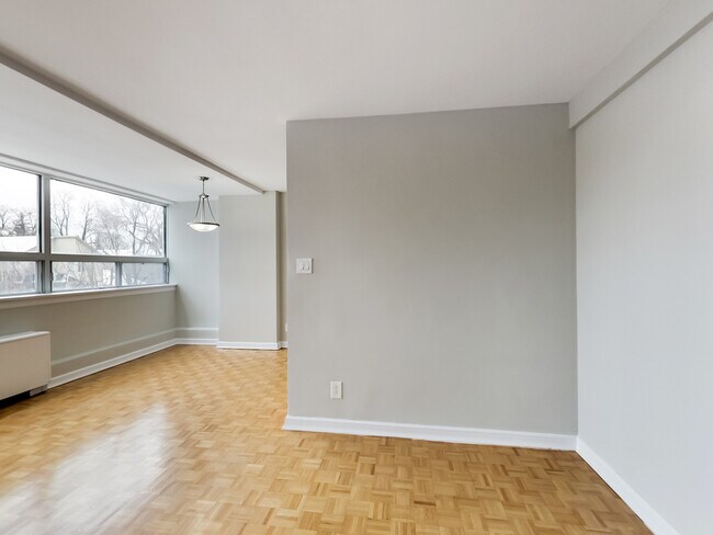 Photo du bâtiment - 630 Roselawn Apartments