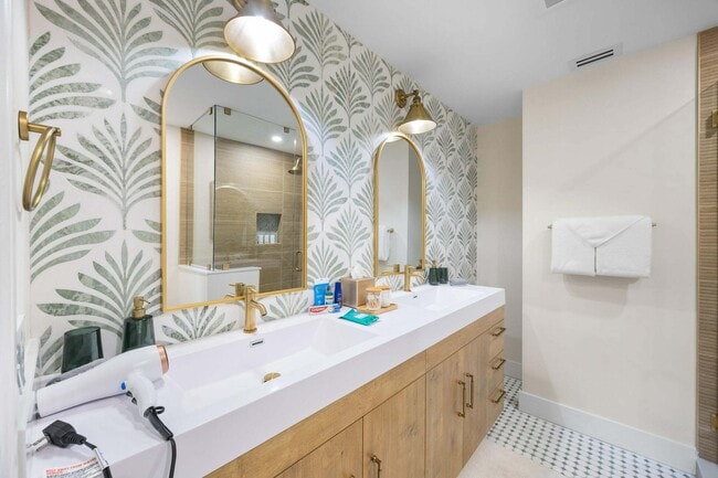 Building Photo - 1096 SW 27th Ave