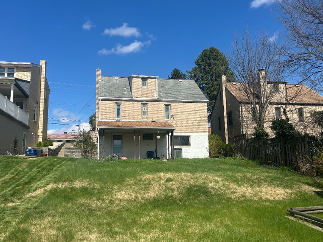 Building Photo - 2266 Parklyn St