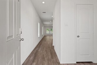 Building Photo - 5210 Twin Acorn Ct