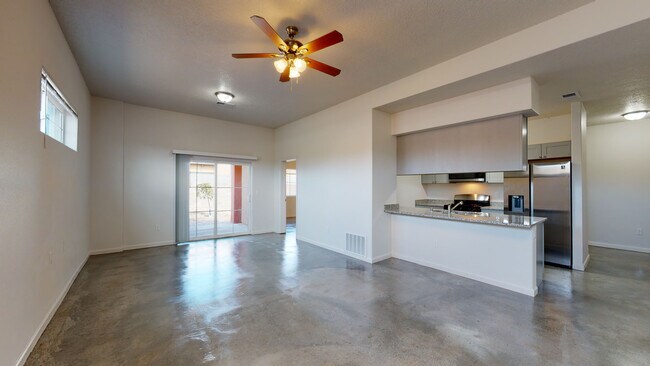 Foto del edificio - 1421 N Renaissance Blvd NE