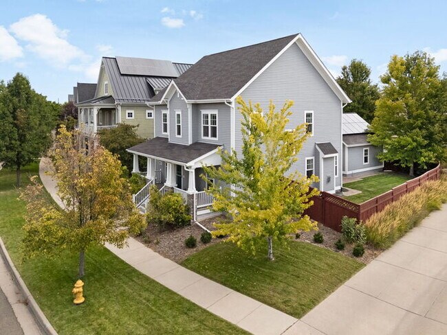 Foto del edificio - Spacious, modern 5 bed 4 bath home