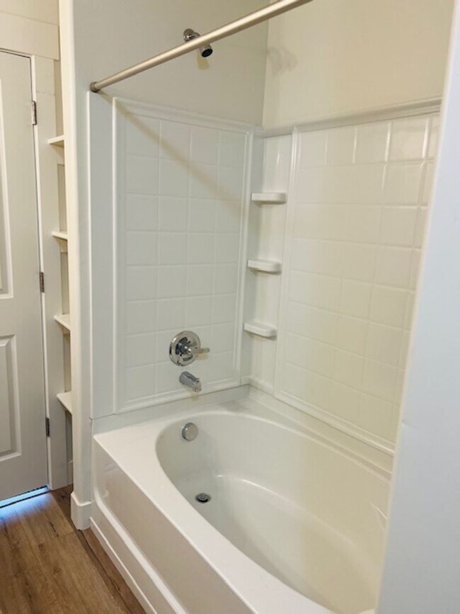 Foto del edificio - Beautiful townhome with garage and central...