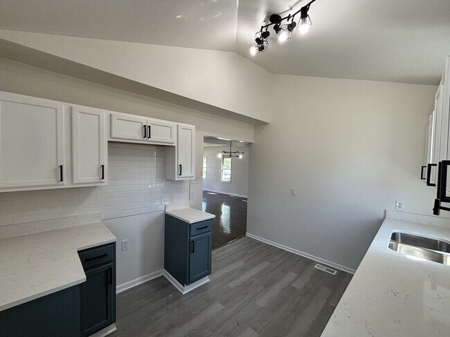 Foto del edificio - 1348 Waite St
