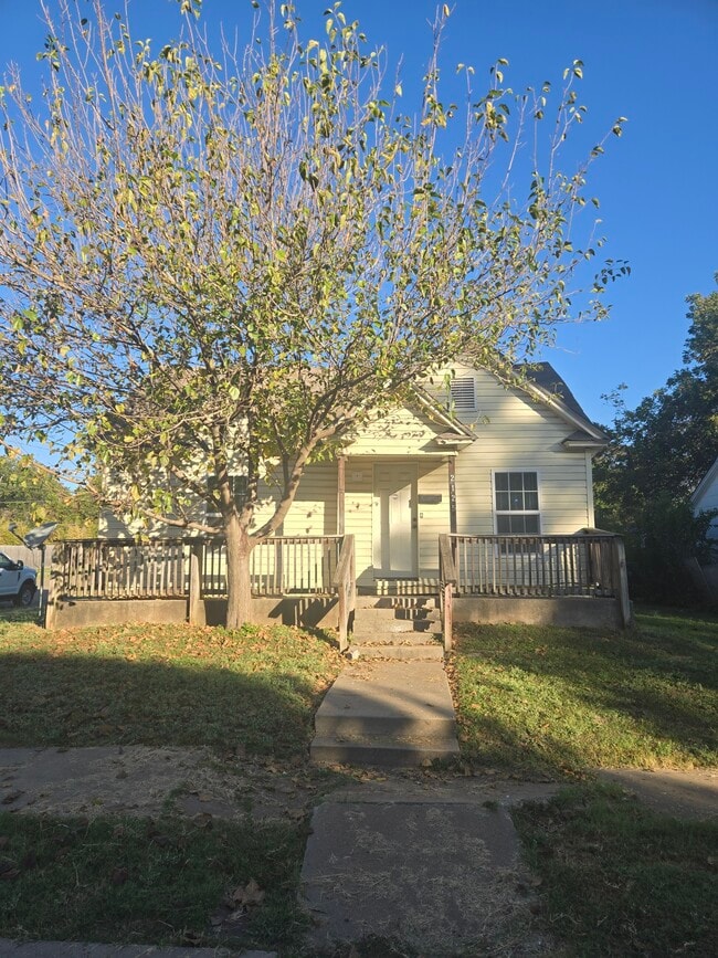 Building Photo - 2125 Maple Ave