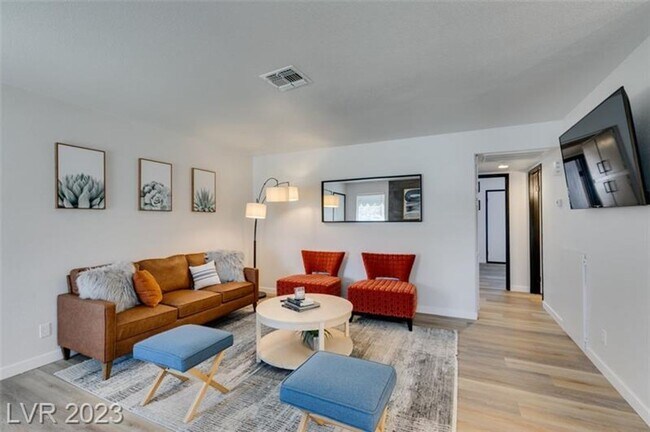 Foto del edificio - Gorgeous, fully-renovated and furnished co...