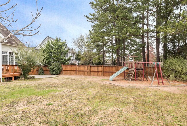 Foto del edificio - 4 bedroom home with fenced yard close to D...