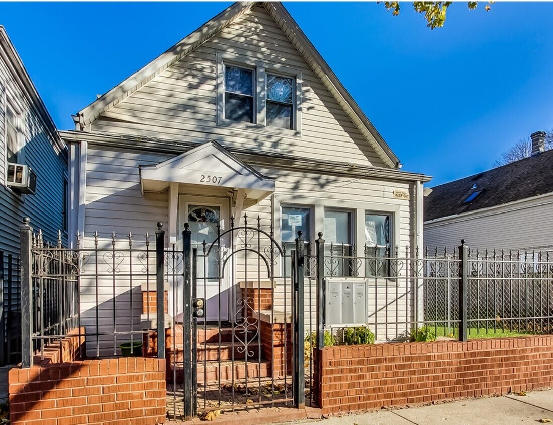 Building Photo - 2507 N LOTUS Ave