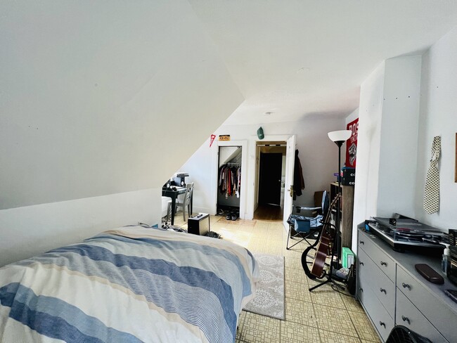 Room E in a 6b2.5b unit - 14 Pratt St