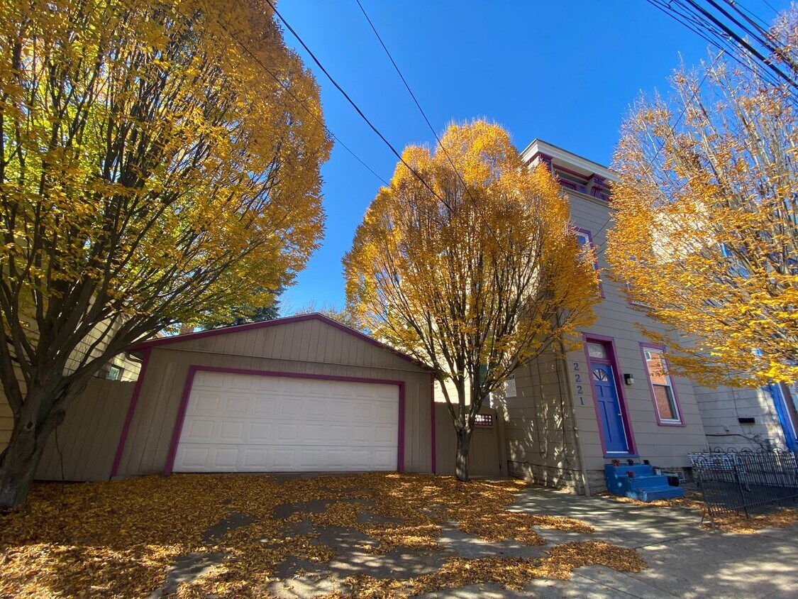 Primary Photo - 2221 Victor St
