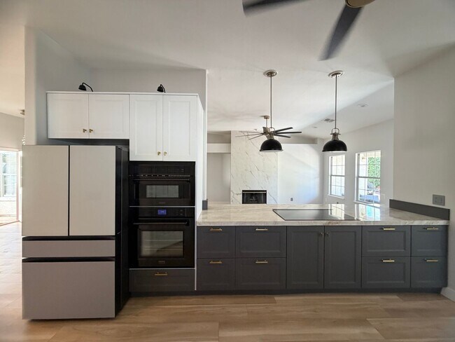 Foto del edificio - BEAUTIFULLY UPGRADED SINGLE FAMILY HOME - 3 BEDROOM, CORNER LOT WITH VAULTED CEILINGS