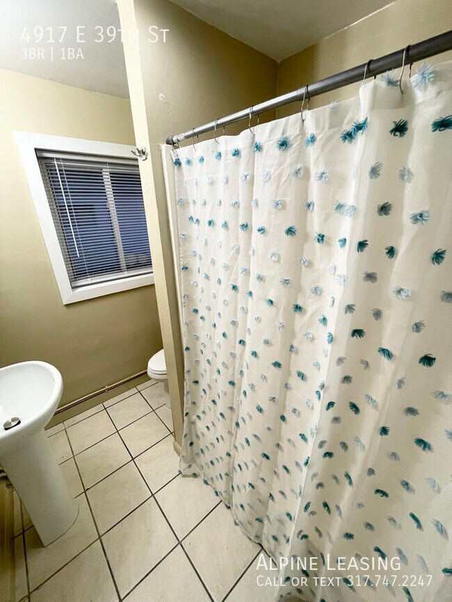 Foto del edificio - 3 Bedroom spacious backyard; plenty of roo...