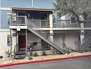 Building Photo - 2215 Post Rd