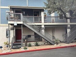 Building Photo - 2215 Post Rd