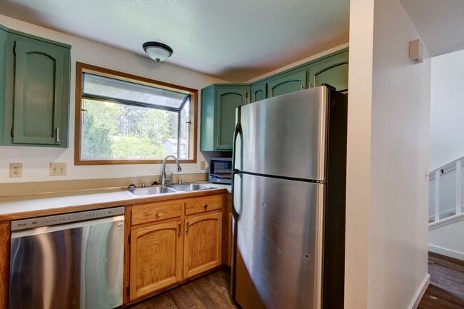 Foto del edificio - 3 Bedroom/2.5 bathroom townhouse centrally located Oak Harbor