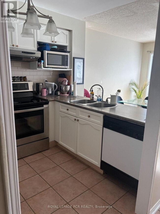 Building Photo - 39 Tania Crescent