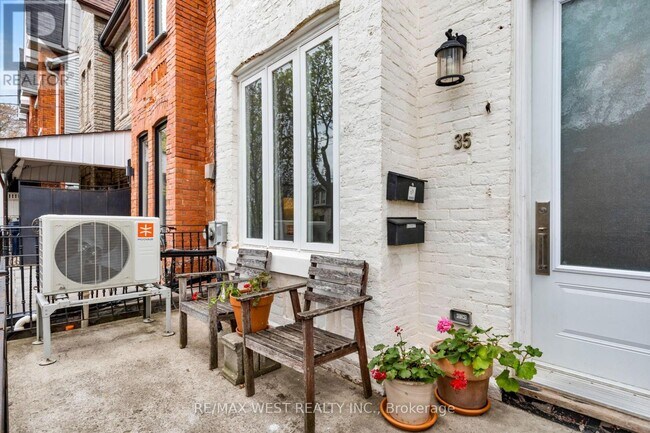 Building Photo - 35 St Clarens Ave