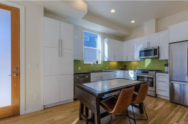 Building Photo - Modern Townhouse in Can't Beat Location - Available 8/1