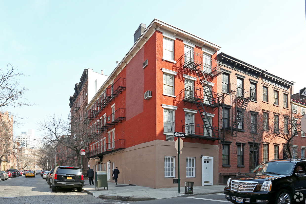 Primary Photo - 319 W 4th St