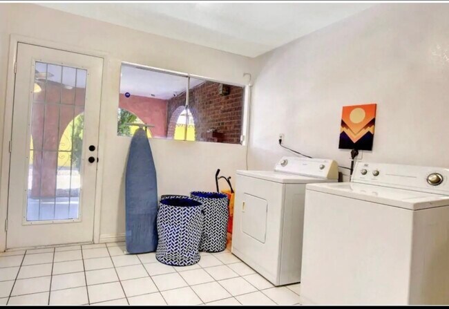 Foto del edificio - 6880 Edna Ave