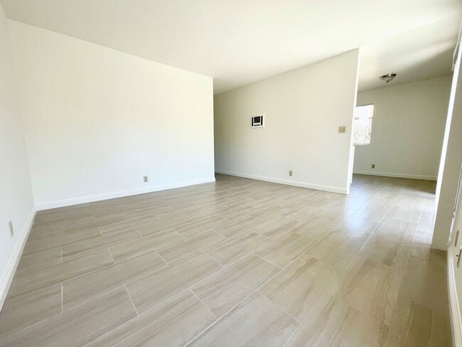 Building Photo - Dual Primary Bedrooms - One Block to Beach!