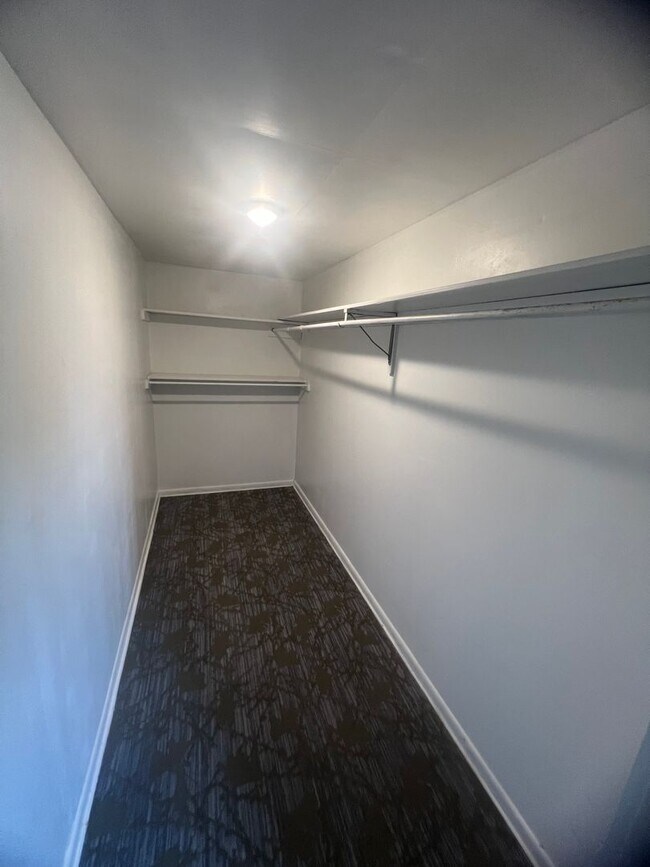Foto del edificio - Large Remodeled 4 bed 2 Bath - Girard Pa