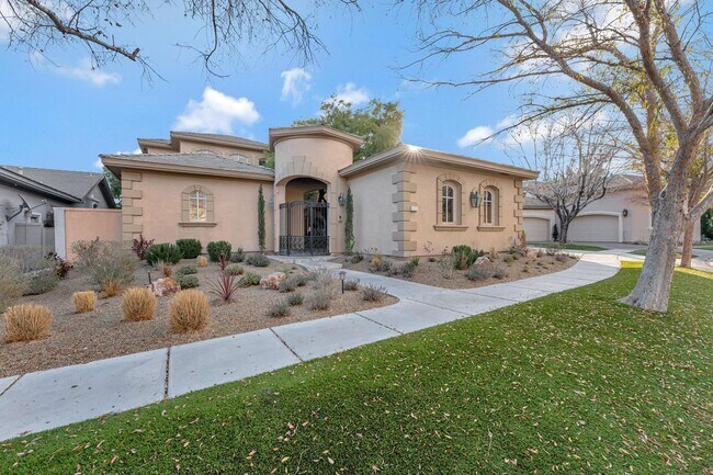 Foto del edificio - Queensridge Beauty - 5 bedroom on a 1/4+ acre lot