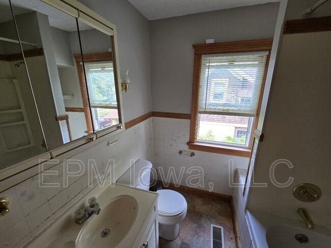 Building Photo - 215 17th St NE