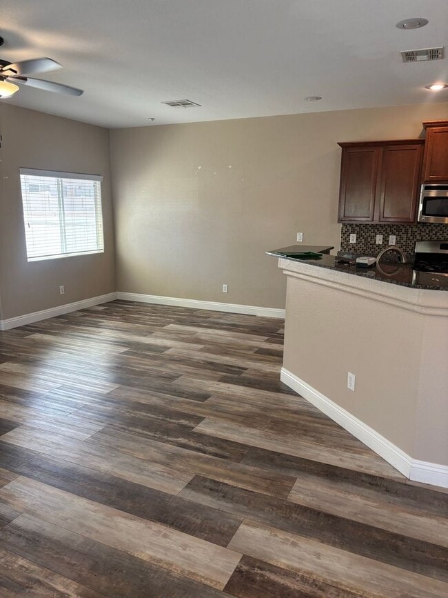 Building Photo - Beautiful 3BR/2.5BA Townhome with 2-Car Garage Near St. Rose
