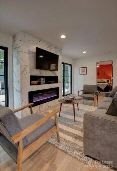 Foto del edificio - 3945 Rockfern Rd